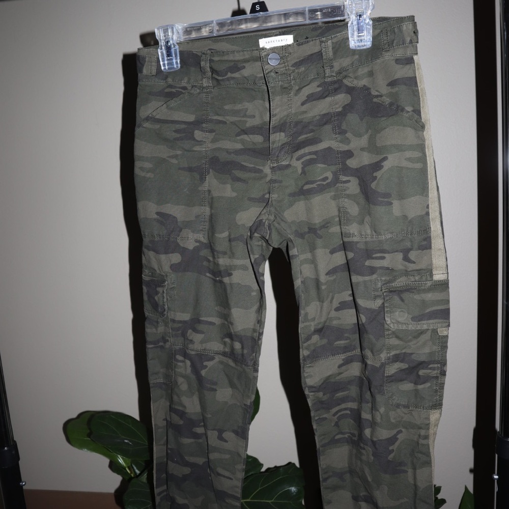 Sanctuary Camouflage Cargo Pants, Ankle length, size 27.